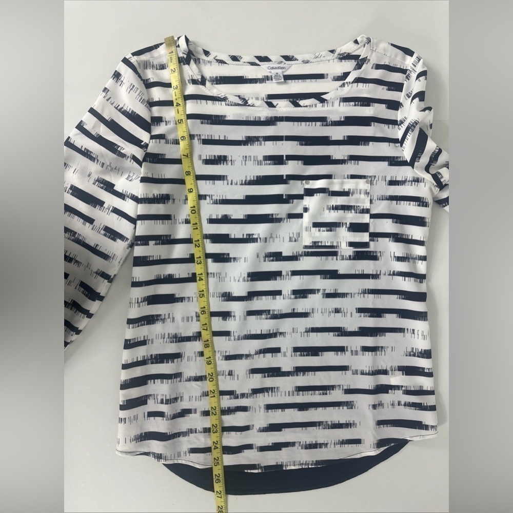 Calvin Klein Women Sz M Black & White Bold Graphic RollTab Tunic Top M Pullover - Picture 2 of 12